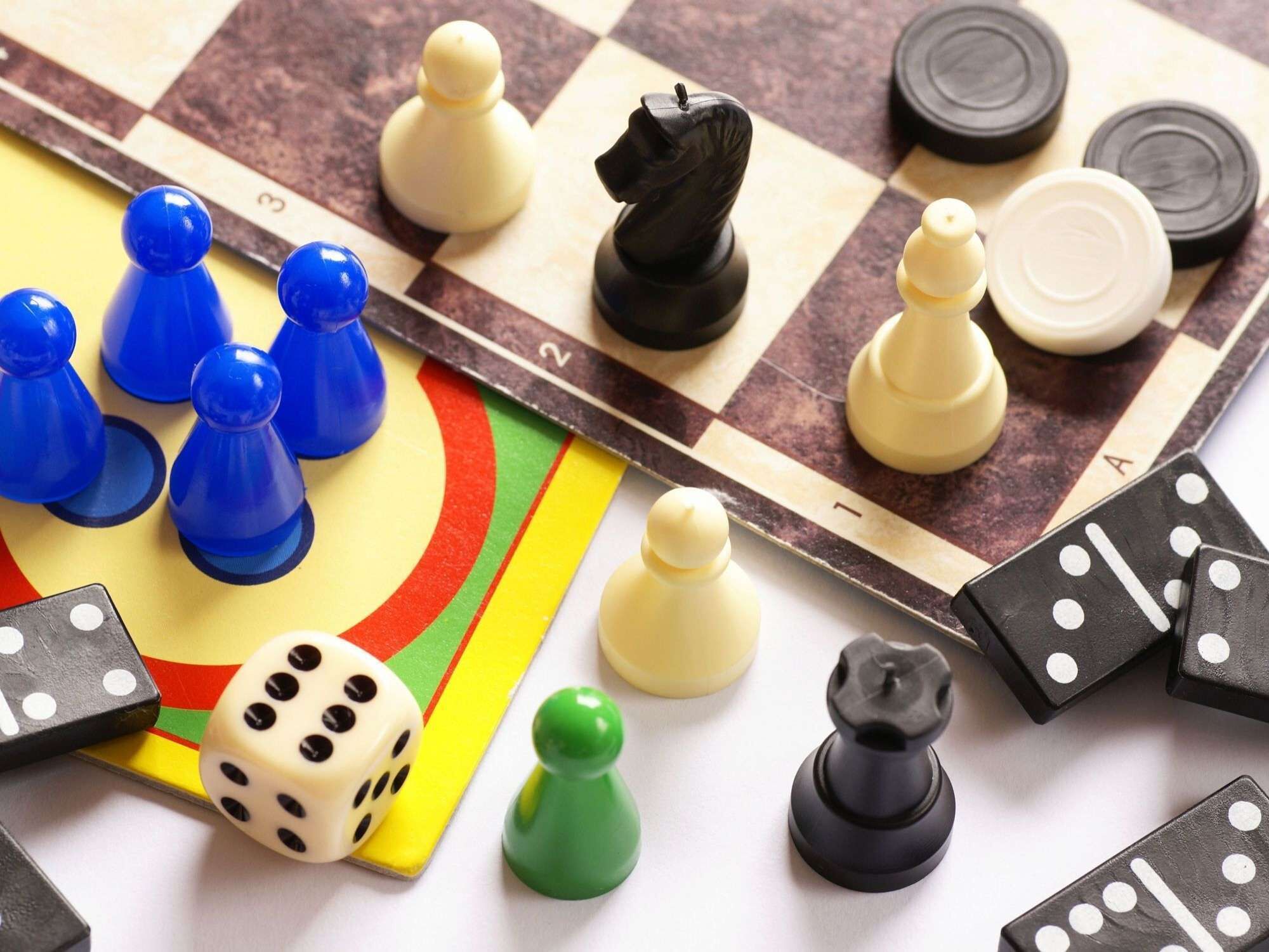 Un jeu d’échecs avec les pièces et des dés.
