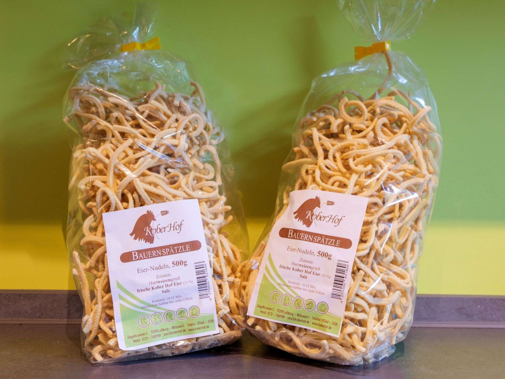 Twee zakken Bauer Spätzle op een aanrecht.