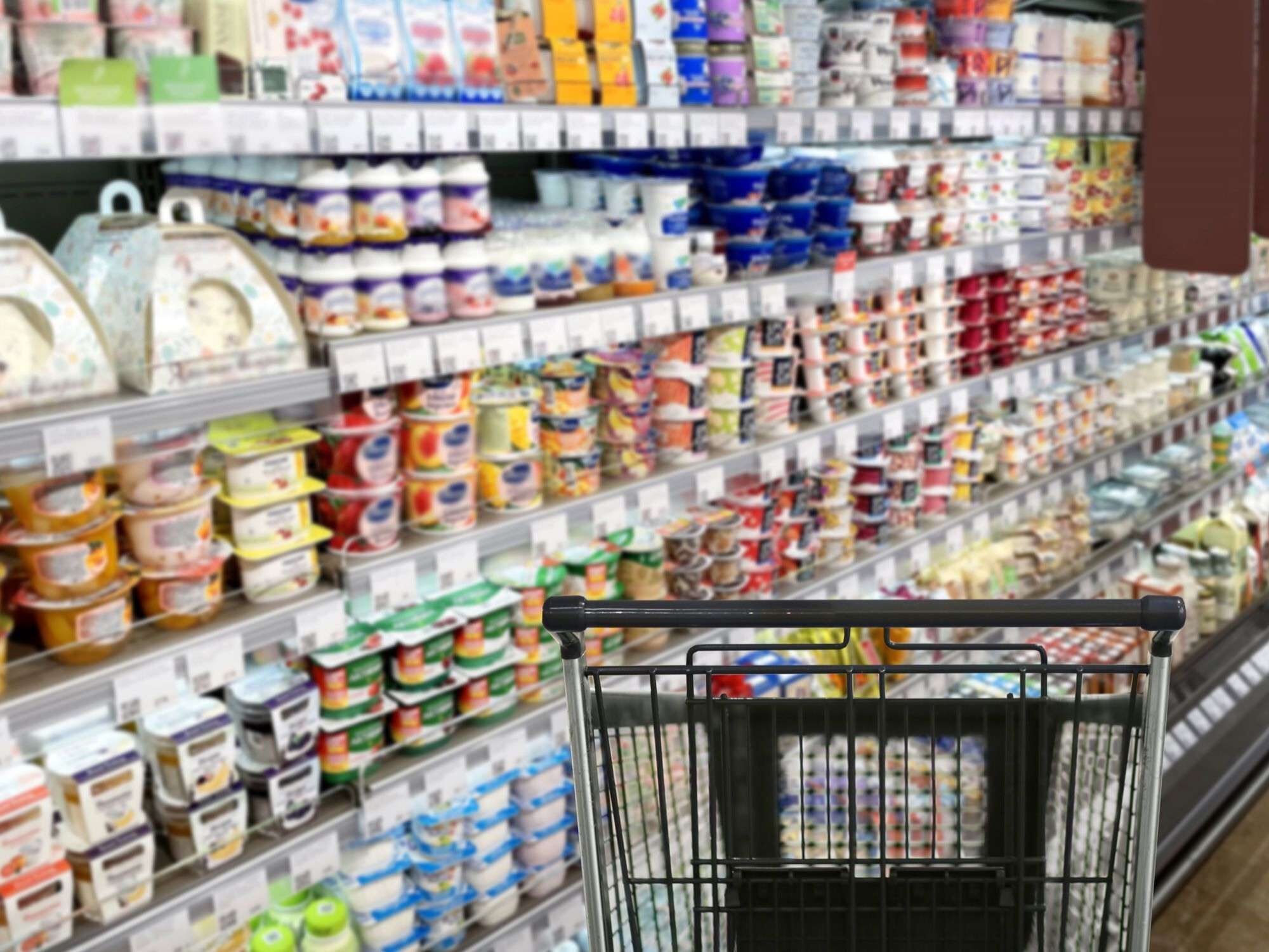 Ein Gang in einem Supermarkt mit verschiedenen verpackten Waren in den Regalen.