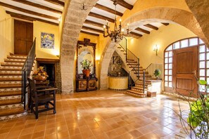 Interior - Timeless Elegance near Barcelona, 14 min to beach (Santa Oliva)