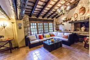 TV, fireplace, ping pong