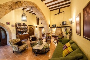 Interior - Timeless Elegance near Barcelona, 14 min to beach (Santa Oliva)