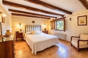 7 bedrooms, iron/ironing board, free WiFi, bed sheets
