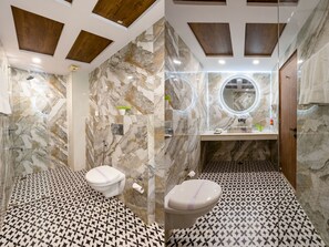 Club Room | Bathroom | Shower, free toiletries, bathrobes, slippers