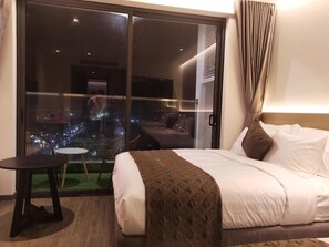 Minibar, desk, laptop workspace, free WiFi - Johnny Nguyen - Victor Condotel Phu Yen (Tuy Hoa)