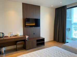 Minibar, escritorio, espacio para trabajar con laptop y wifi gratis 