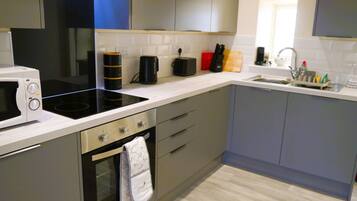 Jääkaappi, mikroaaltouuni, uuni, astianpesukone