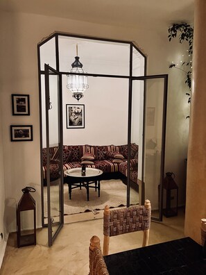 Una Smart TV, una chimenea