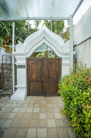 Property entrance - 2Bedroom Namkhan Riverview Pool Villa (Luang Prabang)