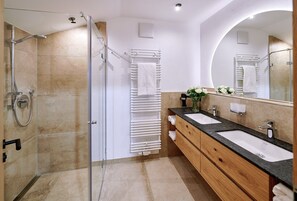 Dusche, Haartrockner, Handtücher