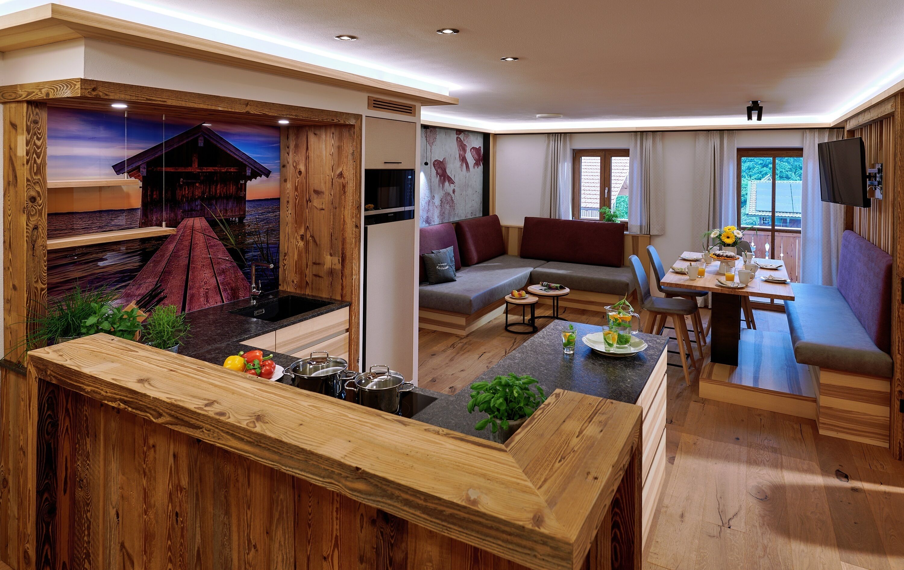 Un interior moderno con una pared de acento de madera, una zona de estar acogedora y un comedor.