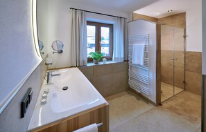 Shower, hair dryer, towels - Ferienwohnung Segelboot, 1-4pers., 2 Sep. SZ, 1.og, Balkon mit Chiemseeblick (Chieming)