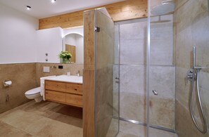 Douche, sèche-cheveux, serviettes fournies
