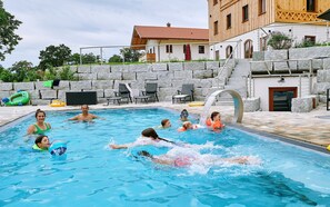 Pool - Ferienwohnung Krautinsel, 1-5pers., 2 Sep. SZ, 2 Bäder, 2.og+dg, Balkon mit Chiemseeblick (Chieming)