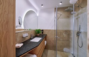 Shower, hair dryer, towels - Ferienwohnung Krautinsel, 1-5pers., 2 Sep. SZ, 2 Bäder, 2.og+dg, Balkon mit Chiemseeblick (Chieming)