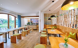 Dining - Ferienwohnung Tiroler Ache, 1-2pers.+baby, 1sep. SZ, Terrasse mit Chiemseeblick (Chieming)