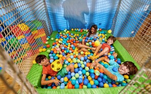Children’s area - Ferienwohnung Tiroler Ache, 1-2pers.+baby, 1sep. SZ, Terrasse mit Chiemseeblick (Chieming)