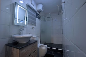 Deluxe-huone | Kylpyhuone | Suihkun ja ammeen yhdistelmä, sadesuihkupää, ilmaiset hygieniatuotteet