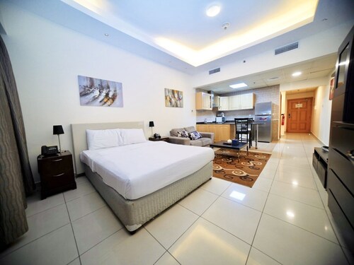 Comfortable Apartment in Prime Location, right opposite Marina Mall.