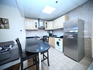 Private kitchen - Comfortable Apartment in Prime Location, right opposite Marina Mall. (دبي)