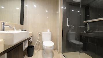 Deluxe Double or Twin Room | Bathroom | Towels