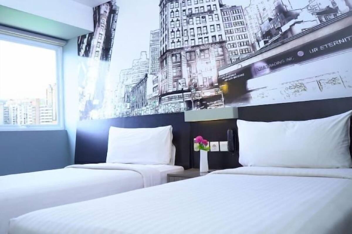 Minibar, free WiFi, bed sheets