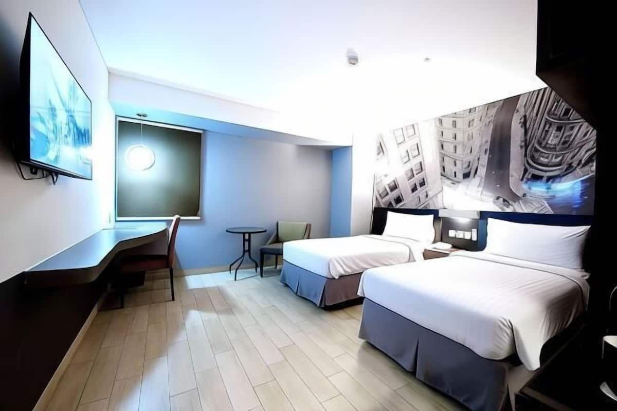 Minibar, free WiFi, bed sheets