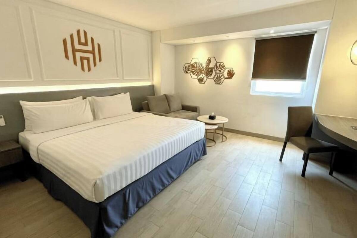 Minibar, free WiFi, bed sheets
