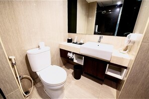 Deluxe Double or Twin Room | Bathroom | Towels