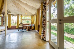 Una televisión de pantalla plana, una chimenea, suelo radiante