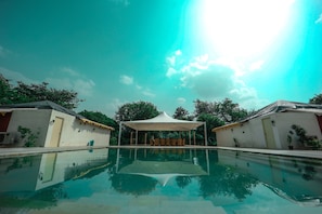 2 outdoor pools