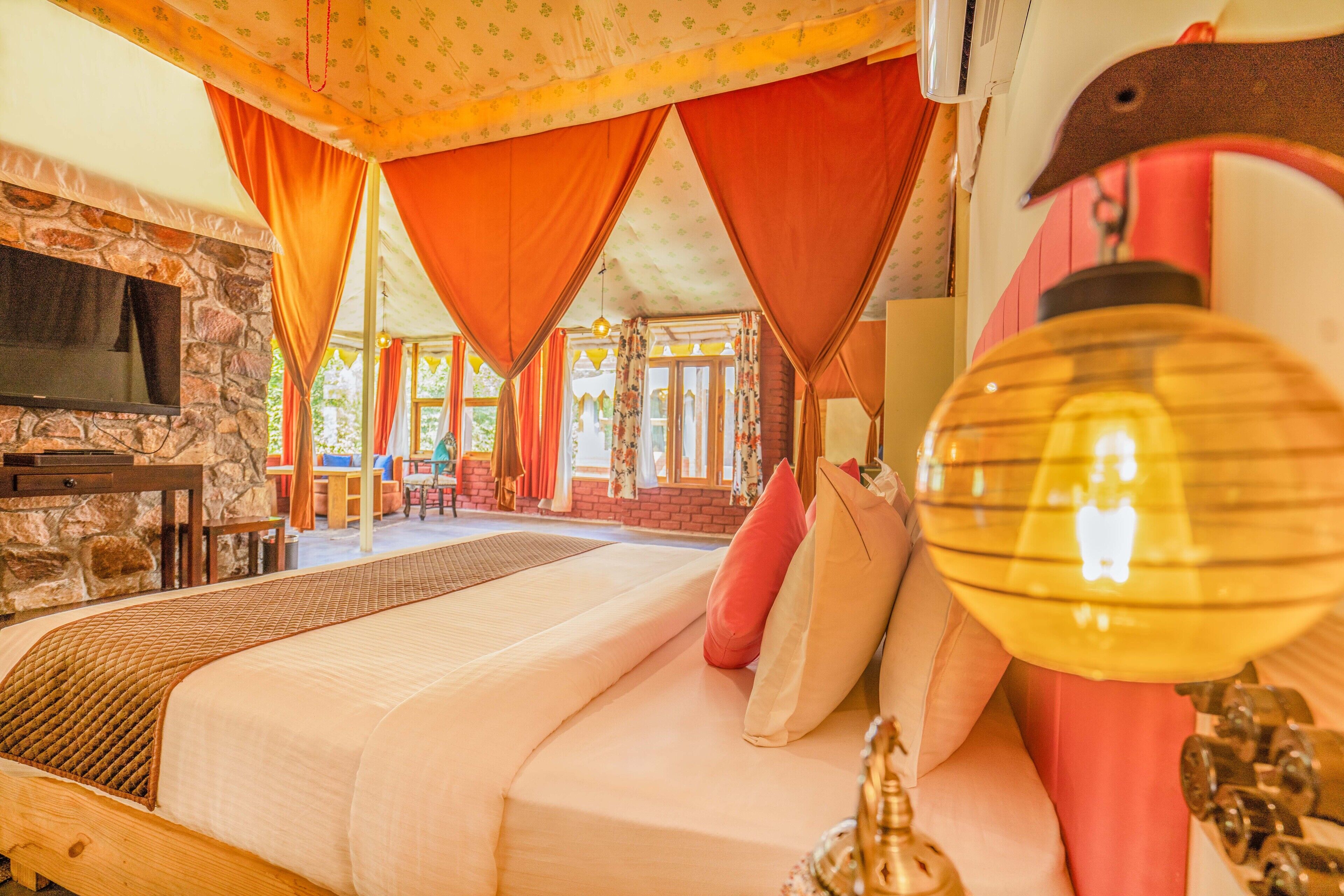 Prithvi Luxury Suite with Bathbed