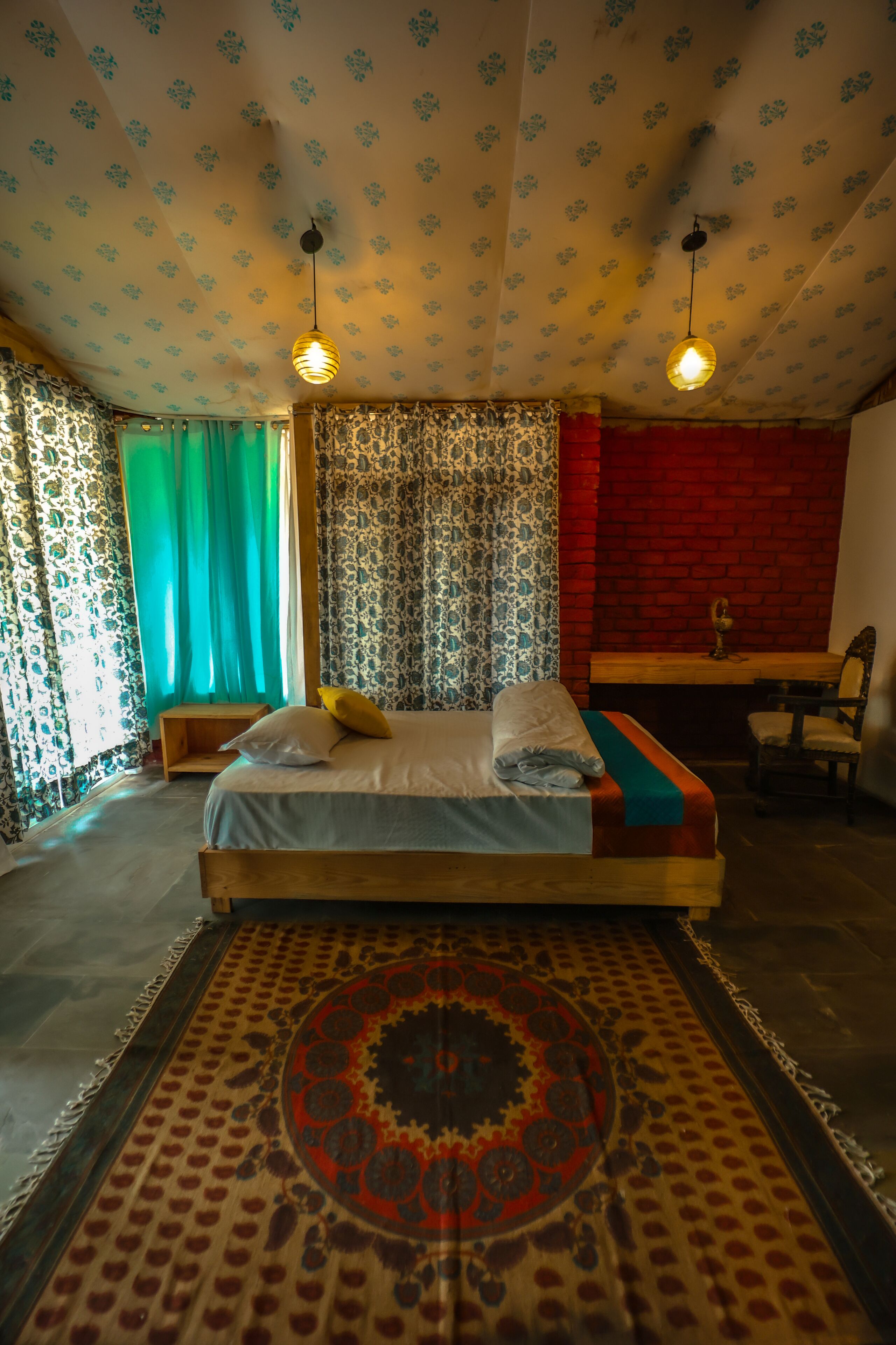 Un dormitorio con cama, escritorio y silla.