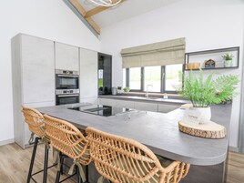 Refrigerador, tetera/pava eléctrica, tostadora, utensilios de cocina