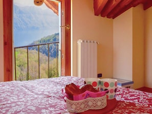 2 bedrooms, travel cot, free WiFi, bed sheets