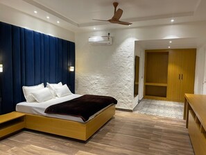 Premium Room | Free WiFi - Mangalam Inn By AAA Grand (Shahpur)