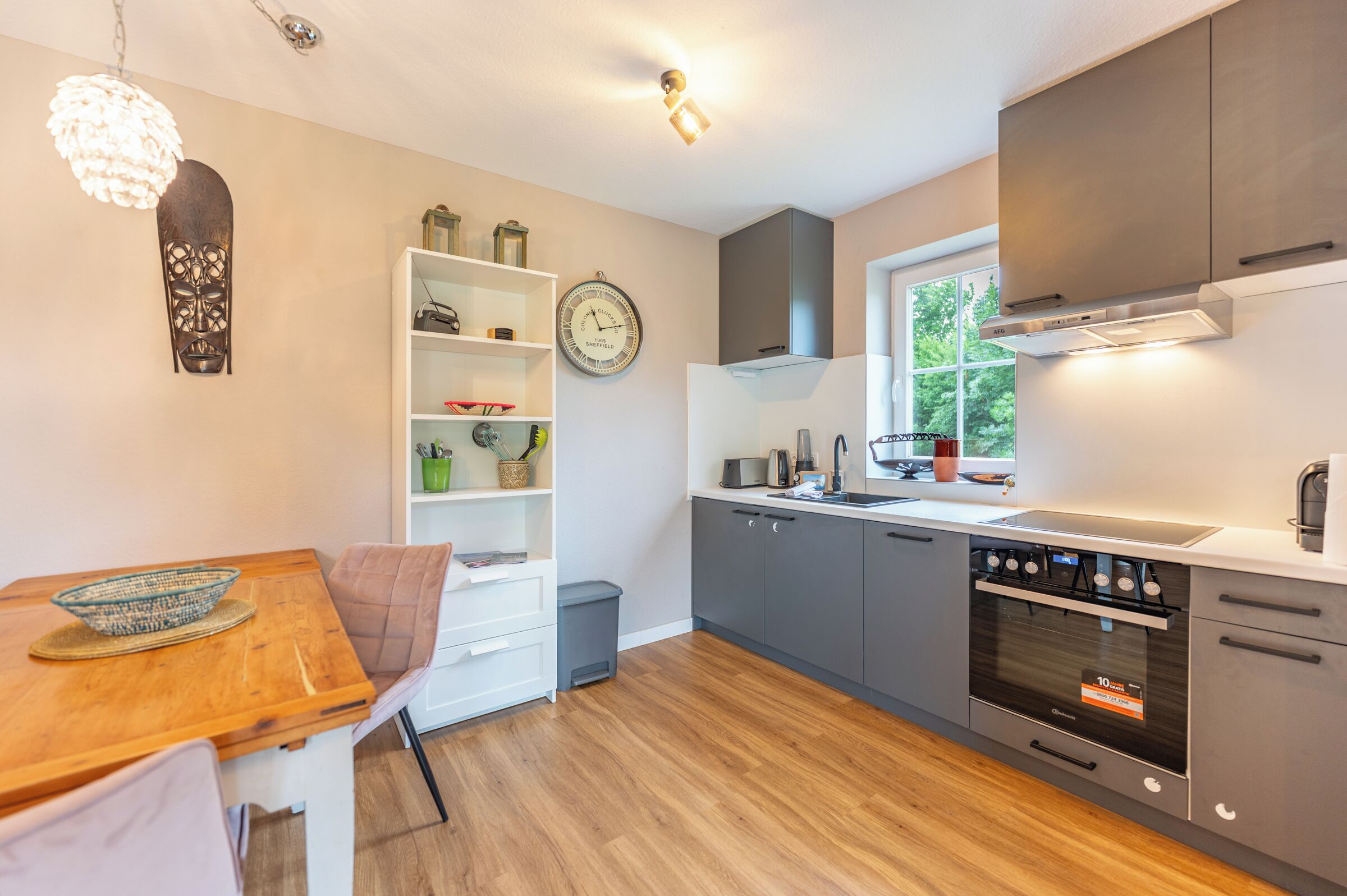 Coffee/tea maker, fridge, oven, stovetop
