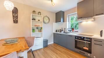 Coffee/tea maker, fridge, oven, stovetop