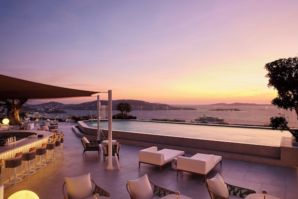 Seasonal outdoor pool, pool umbrellas, sun loungers
