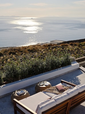 ZETA Two Bedroom Maisonette with Private Pool & Sea View | Egyptiska bomullslakan och sängtillbehör av högsta kvalitet