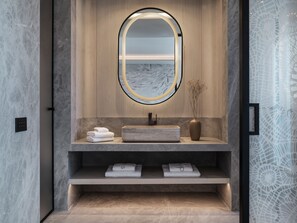 Een douche, een regendouche, designer toiletartikelen, een haardroger