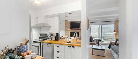 Réfrigérateur, un four, surface de cuisson, lave-vaisselle