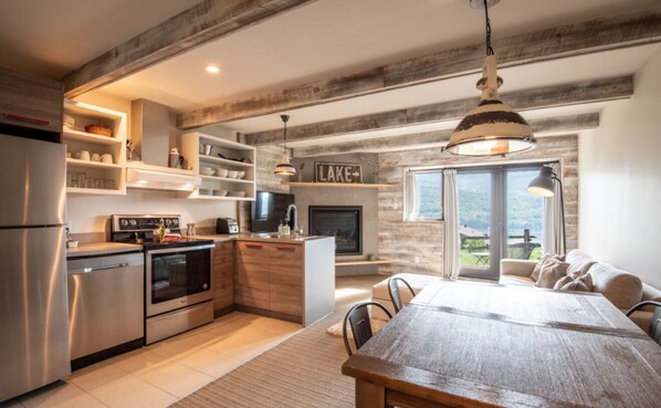 Kylskåp, mikrovågsugn, ugn och spishäll