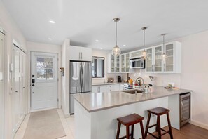 Microwave, oven, stovetop, dishwasher - Spacious Condo with Lake and Mountain View (Mont-Tremblant)