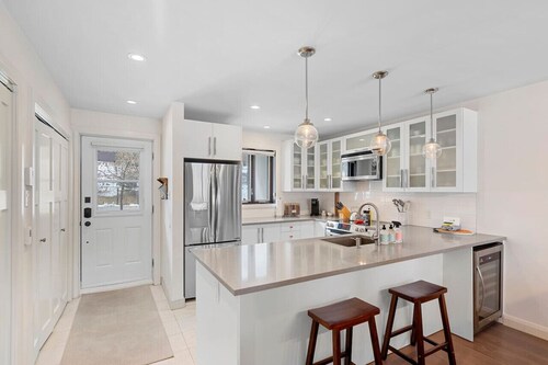 Spacious Condo with Lake and Mountain View