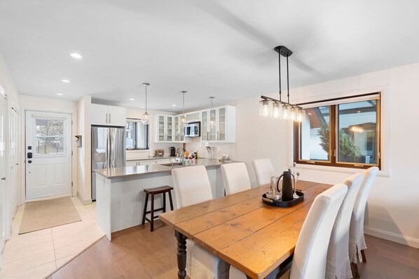 Dining - Spacious Condo with Lake and Mountain View (Mont-Tremblant)