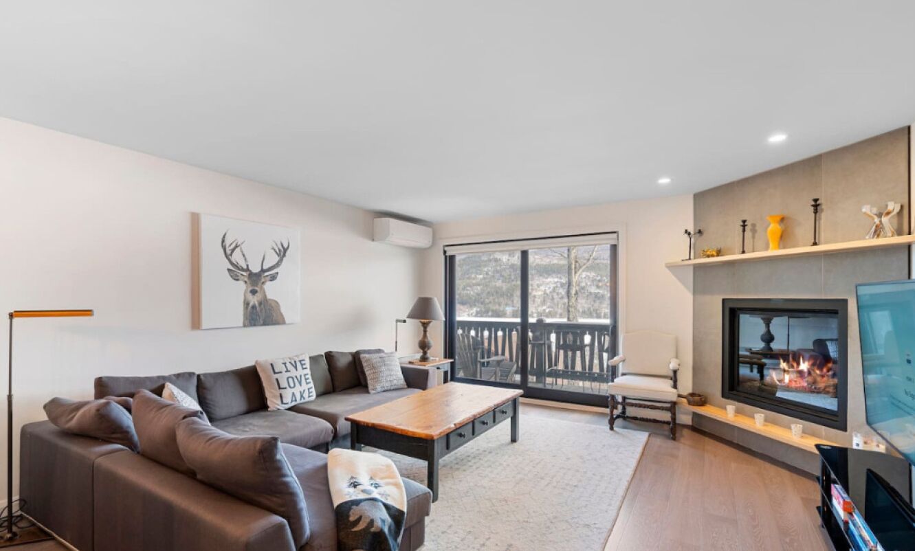 Una Smart TV, una chimenea