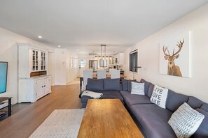 Smart TV, fireplace - Spacious Condo with Lake and Mountain View (Mont-Tremblant)