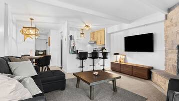 Smart TV, fireplace