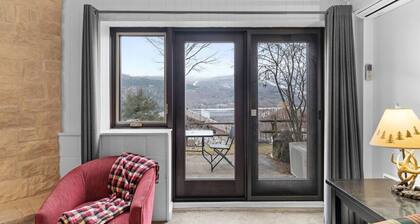This condominium is a 1 bedroom(s), 1 bathrooms, located in Mont-Tremblant, Québec.